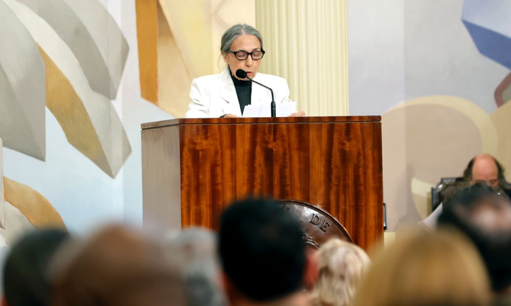 "Apoyada en su rica y compleja historia, en su conocida tradición y experiencia, el desafío como institución será rejuvenecer, tomar fuerzas y bríos, en estos tiempos oscuros", señaló Elvira Hernández.